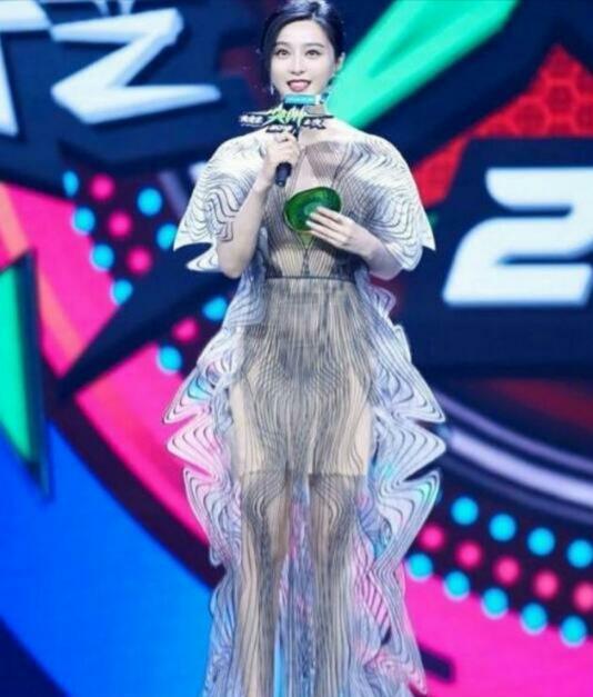 范冰冰女仆装:影视剧中有哪些男主扮过女装，居然还挺好看的？