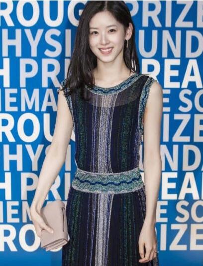 辣妈章泽天跟欧阳娜娜同框不输少女感，两人谁更美