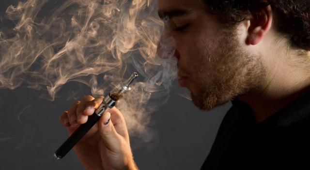 抽电子烟会上瘾吗，你身边抽电子烟的多吗电子烟和普通香烟有哪些区别