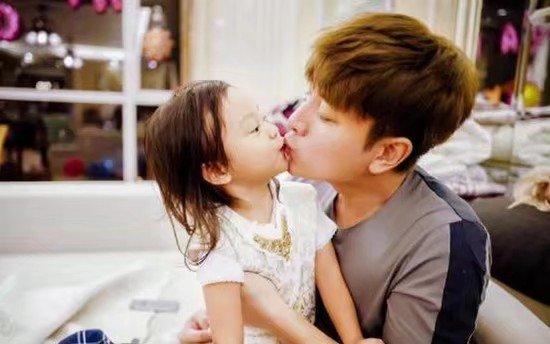 章子怡项链:林心如女儿控，拍戏间隙回家陪女儿吃饭，你见过哪些女儿控