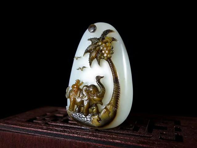 有点发黄的玉是什么玉,和田玉戴久了为什么会发黄？