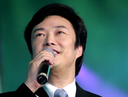 费玉清嘿嘿嘿:费玉清唱歌为什么抬着头眼看着上方？