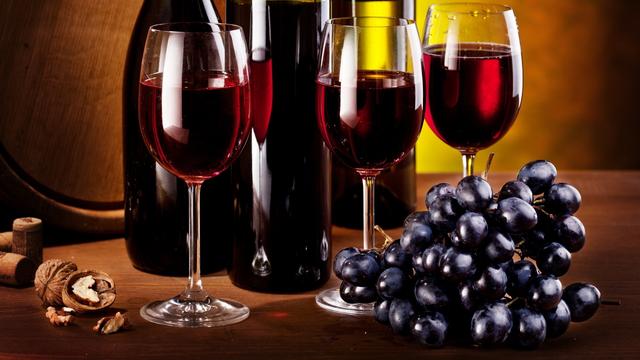 睡前喝红酒的五大好处，睡觉前喝一杯红酒，对减肥有益还是有害