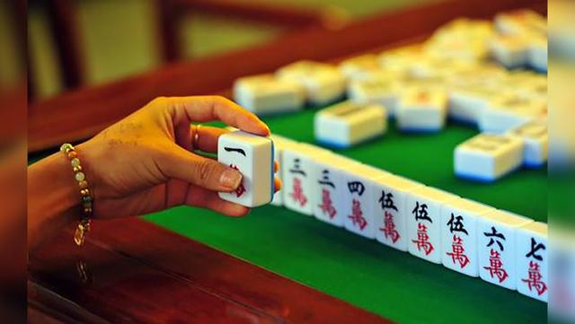 打麻将的电影:为什么说打麻将之前千万不能上厕所？