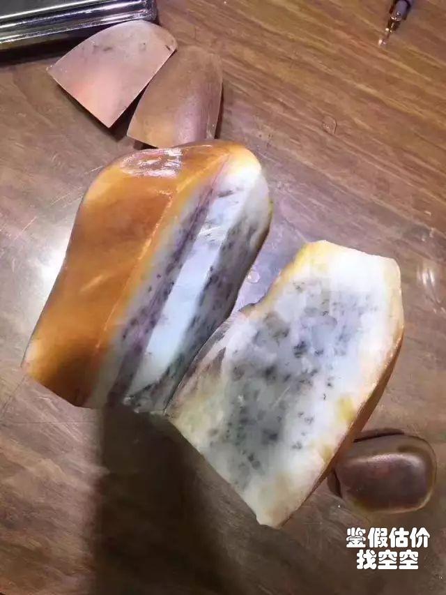 玉石长什么样子,火龙果长在和田玉里，这个奇观你见过吗？