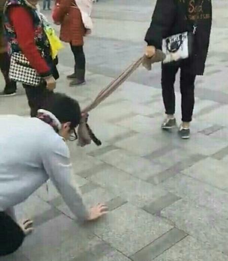 美女遛狗露胸:如何看待重庆万州“男子当街被一女子牵着当狗溜”？