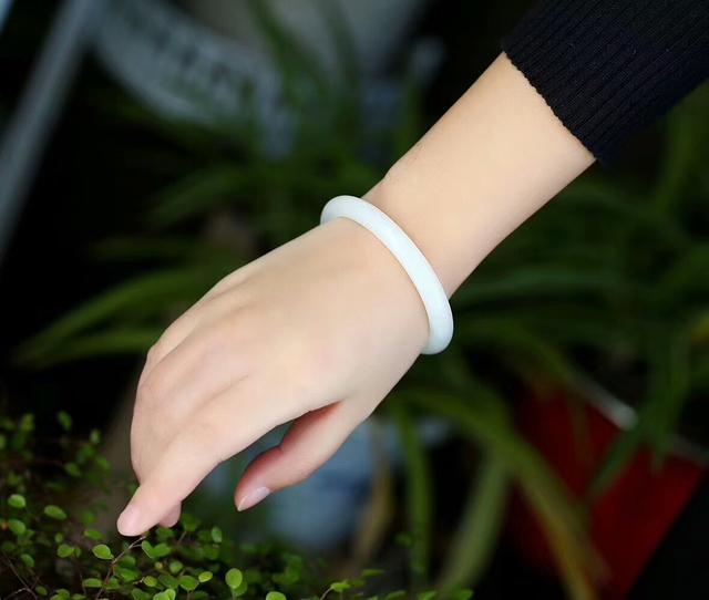 商场买的玉是真的吗,田玉手镯，在商场买靠谱吗？