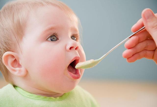 小食人鱼宝宝的微博:宝宝第一口辅食是什么最好？最好是在什么时候加比较好？