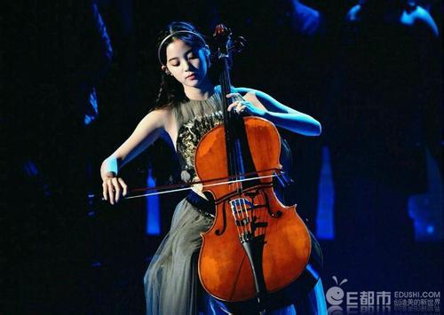 辣妈章泽天跟欧阳娜娜同框不输少女感，两人谁更美