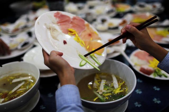 从一碗“猪脚米线”走出去——台商许振文在云南的创业与爱情故事，红遍全国的隆江猪脚饭在你们当地生意怎么样