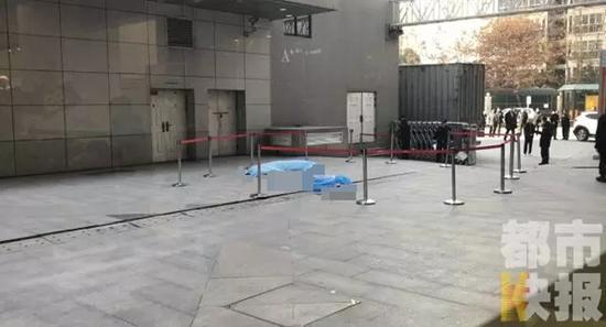 极限咏宁:驴友在网红瀑布“命丧悬崖”！这种极限挑战类行为是否社会买单？