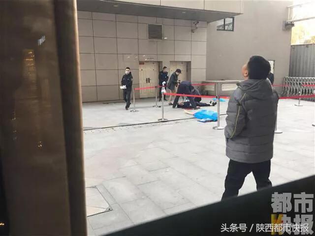 消防员救狗跳粪坑得网友称赞:西安女子11层跳楼，保安伸手去接被砸死，您怎么看？