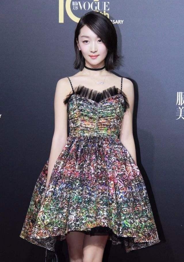 周冬雨合影:周冬雨的大红从什么时候开始？为什么越来越让人喜欢了？