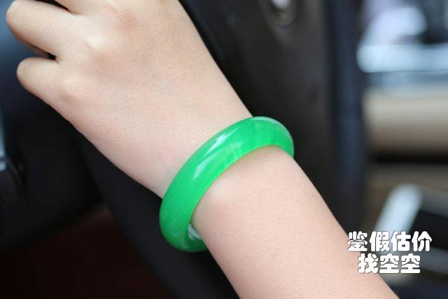 戴翡翠手镯的禁忌,翡翠手镯能不能两只一起戴？