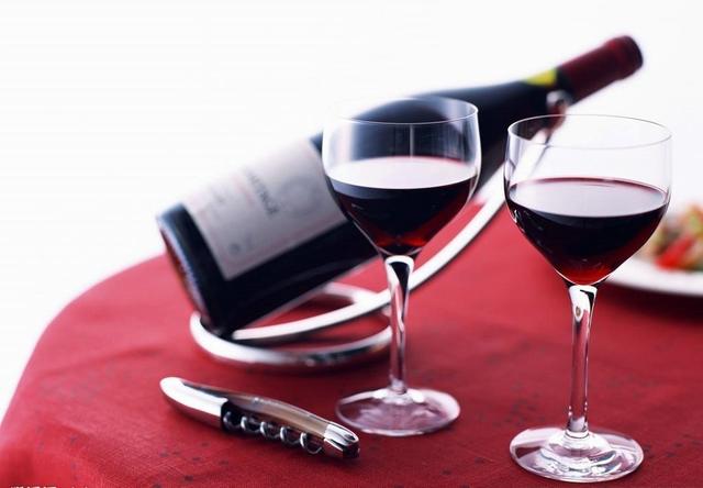 红酒怎么喝减肥最有效，睡觉前喝一杯红酒，对减肥有益还是有害