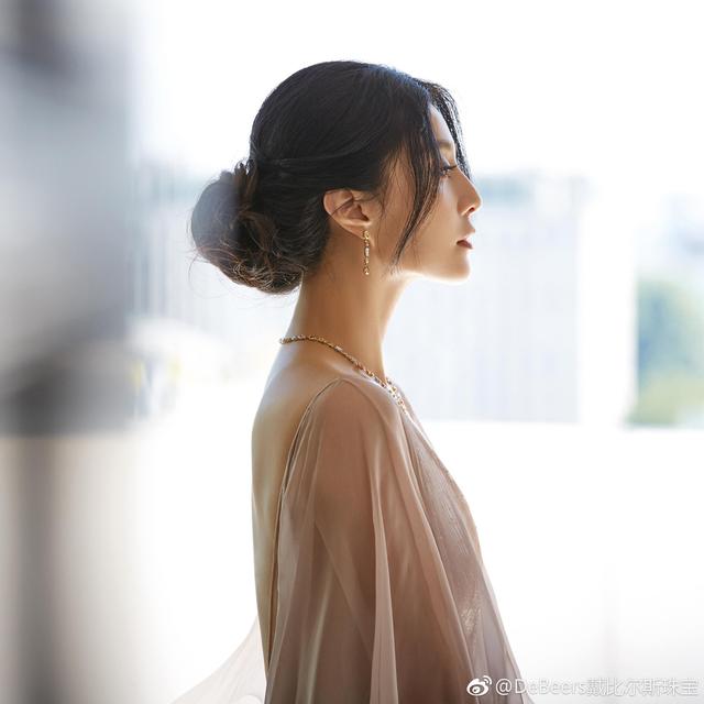 范冰冰穿龙袍:范冰冰在时尚圈的地位是怎样的？