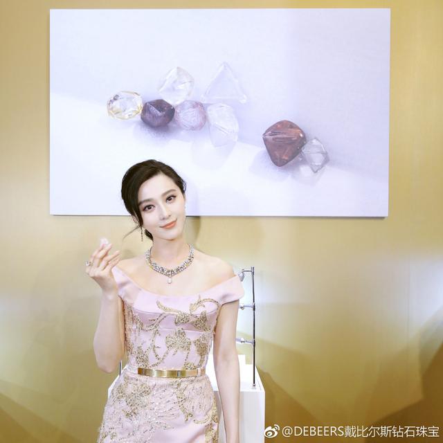 范冰冰穿龙袍:范冰冰在时尚圈的地位是怎样的？