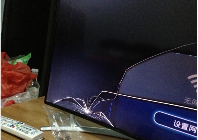 液晶电视显示屏坏了的,原因如下:  1,屏幕内部进水;  2,屏幕受.