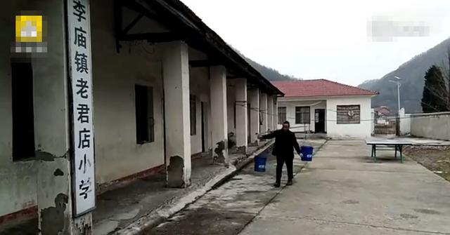 谭千秋事迹:湖北南漳山村教师走2里路，为学生挑水41年，你怎么看？