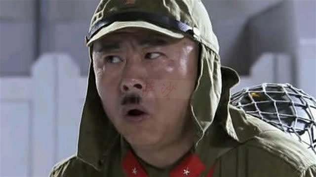 日本军人头戴的脑袋后面两片布是什么东西？