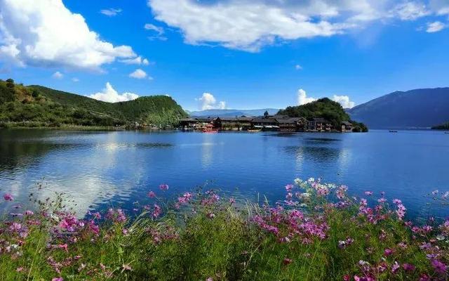 云南丽江宁蒗5.5级地震致15人受伤，云南丽江的泸沽湖到底有多美？