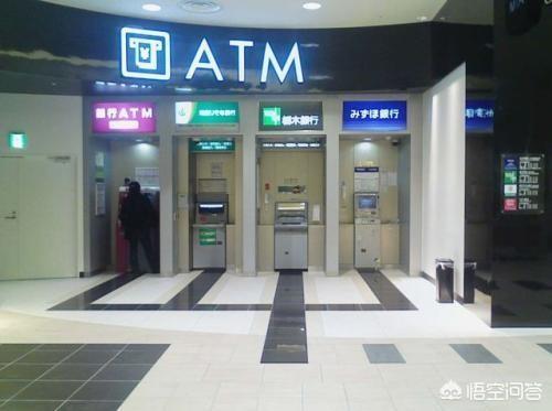 如何看待“男子取钱时卡被ATM吞掉银行不管，谎称多吐钱后行长带人5分钟赶到”这件事？