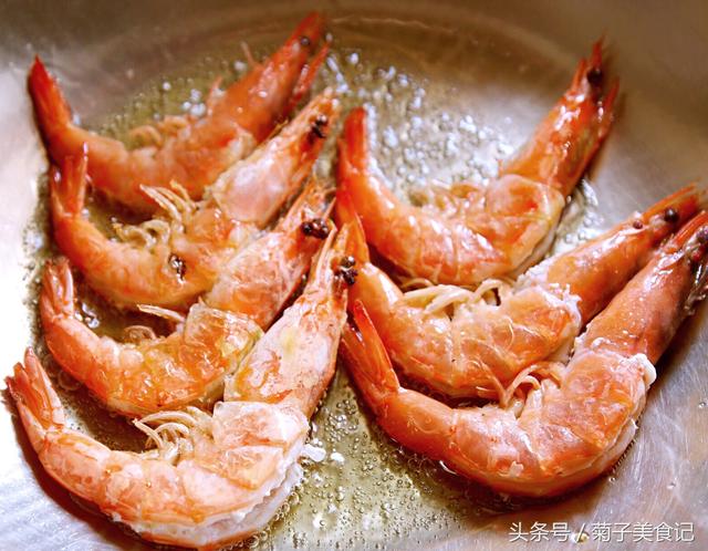 饭店大厨教你正确做油焖大虾，鲜虾在沸水中煮几分钟能熟煮几分钟比较好