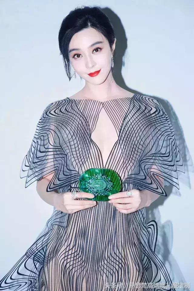 美女脱光衣服:最近佛山地区出现裸聊后遭对方拍照敲诈，是怎么回事？