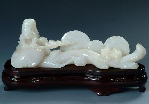 翡翠和和田玉哪个养人,国人更喜欢翡翠还是和田玉？