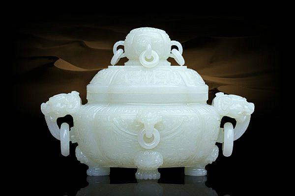 翡翠和和田玉哪个养人,国人更喜欢翡翠还是和田玉？