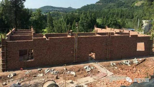 农村砖墙狗窝图片:农村砖砌狗窝图片 为什么现在农村有的装修房屋喜欢外面贴满瓷砖，而不装修里面呢？