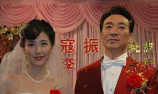 王刚妻子:和珅的扮演者王刚的前两任妻子是何人？