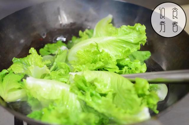 绿叶菜这样做入味不变色，为什么青菜煮汤容易变黄，炒青菜不变色怎么煮青菜才不会变黄
