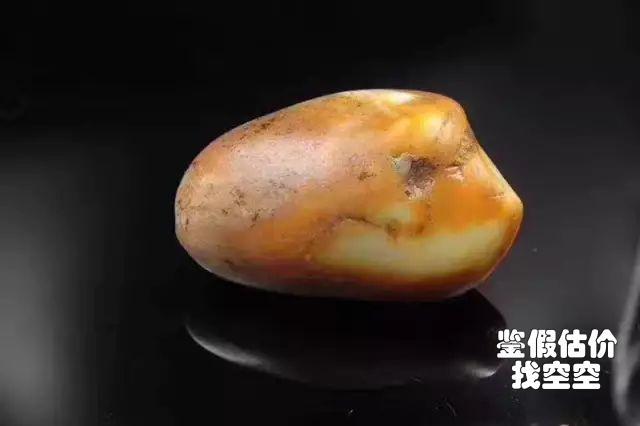 玉石长什么样子,火龙果长在和田玉里，这个奇观你见过吗？