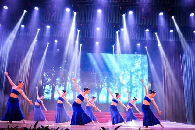 头条问答 女孩子十七岁165cm 60kg三围95 65 是不是应该减肥 4个回答