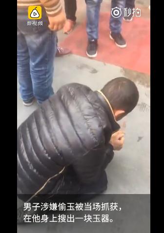 广东偷狗被打:广东揭阳一男子偷玉被当场抓住，下跪磕头遭众人踢打，你怎么看？