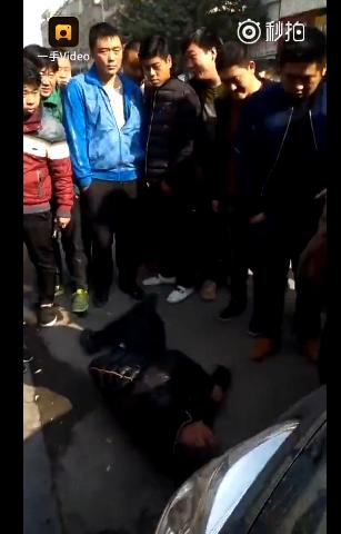 广东偷狗被打:广东揭阳一男子偷玉被当场抓住，下跪磕头遭众人踢打，你怎么看？