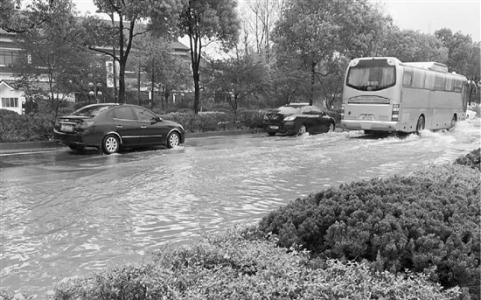 电动汽车下雨能开吗，在阴雨天，电动汽车可以做到正常上路行驶吗，有哪些弊端