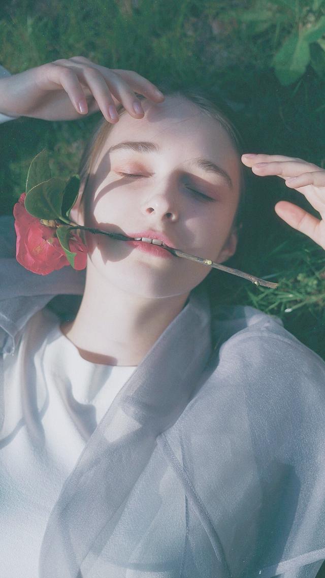 头条问答 - 谁有嘴叼玫瑰的漫画图片?(1个回答)