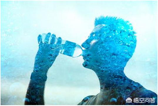 多喝水的好处，你知道在炎热的夏天，人们为什么一定要多喝水吗