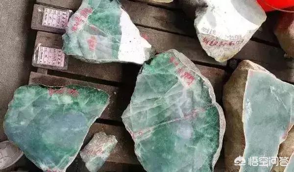 玻璃种翡翠原石打灯图片,翡翠赌石打灯很绿, 为什么切开却很渣？