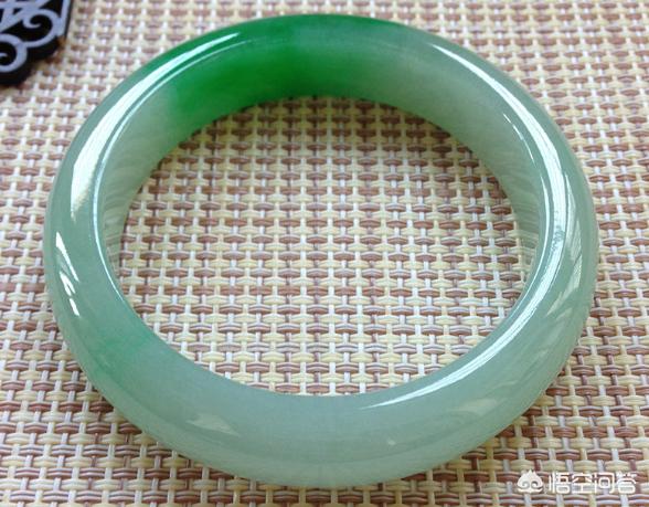 糯化种手镯大概多少钱一只,这样的翡翠手镯大概多少钱？