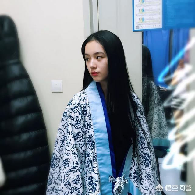 董洁的图片:和董洁相比，新版冷清秋北影校花的颜值你觉得怎么样