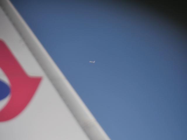 飞机上拍到巨人，为什么在平流层飞行的飞机，窗户视野中看不到其他航行的飞机