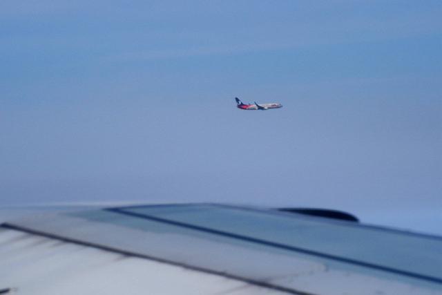 飞机上拍到巨人，为什么在平流层飞行的飞机，窗户视野中看不到其他航行的飞机