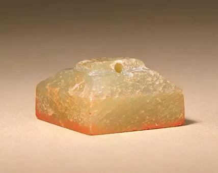 玉石上刻字的图片,《红楼梦》中贾宝玉的玉，作者有什么隐喻？