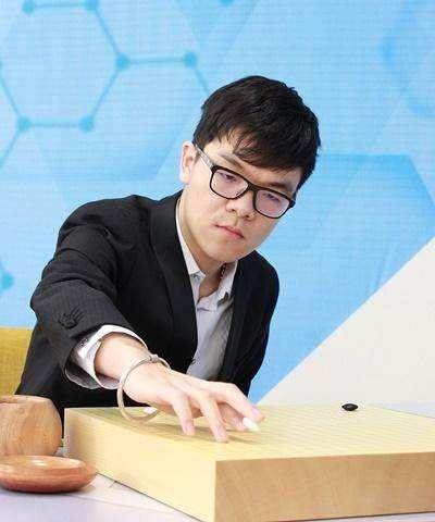 柯洁痛失世界棋王赛冠军:柯洁跌倒后还能爬起来吗？