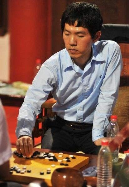 柯洁痛失世界棋王赛冠军:柯洁跌倒后还能爬起来吗？