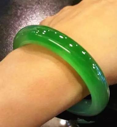 玉手镯戴了几年取下来了,手镯戴久了取不下来有办法解决吗？