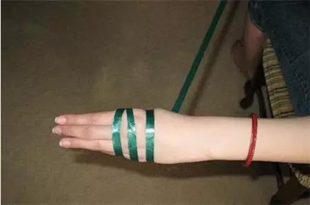 玉手镯戴了几年取下来了,手镯戴久了取不下来有办法解决吗？